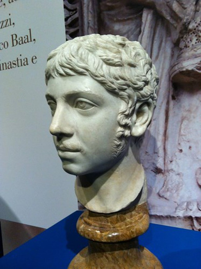 Vi sao hoang de La Ma bat dan tho tuong hinh 'nhay cam'-Hinh-7