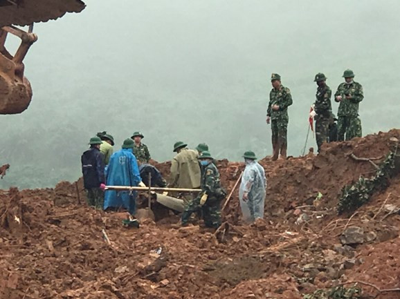 Đã tìm thấy 16 thi thể trong vụ 22 cán bộ, chiến sĩ bị đất đá chôn vùi ở Quảng Trị Da tim thay 16 thi the trong vu 22 can bo, chien si bi dat da chon vui o Quang Tri