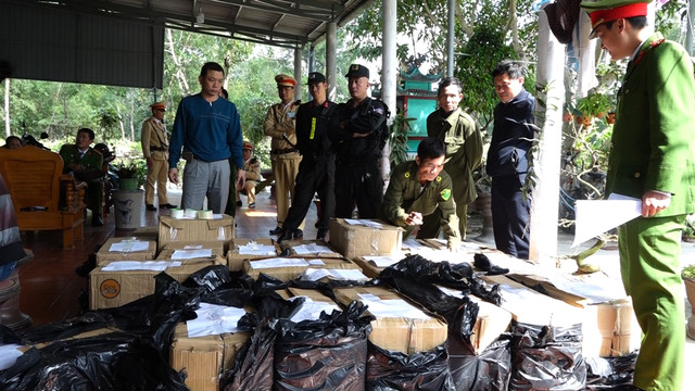 Bắt 2 cha con ở Quảng Bình tàng trữ gần 1 tấn pháo lậu Bat 2 cha con o Quang Binh tang tru gan 1 tan phao lau