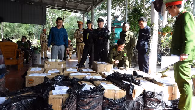 Bat 2 cha con o Quang Binh tang tru gan 1 tan phao lau