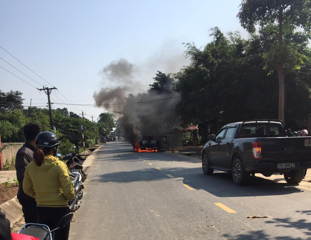 Nữ tài xế khóc nức nở nhìn xe Ford Ranger bốc cháy trơ khung Nu tai xe khoc nuc no nhin xe Ford Ranger boc chay tro khung