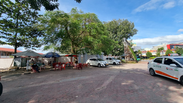 Kon Tum: ”Đất vàng” 14 năm chỉ xây mỗi tường rào, cỏ mọc um tùm! Kon Tum: ”Dat vang” 14 nam chi xay moi tuong rao, co moc um tum!