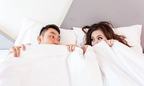 Hành động của chồng mỗi đêm khiến da mặt vợ bị viêm nhiễm Hanh dong cua chong moi dem khien da mat vo bi viem nhiem