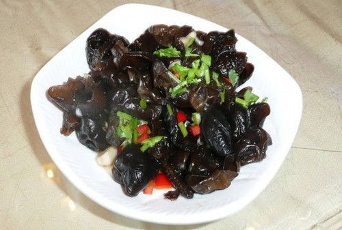 Ăn mộc nhĩ ngâm qua đêm, người phụ nữ bị ngộ độc nặng An moc nhi ngam qua dem, nguoi phu nu bi ngo doc nang