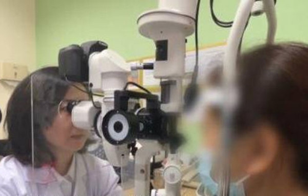 Mắt 'mọc' đầy mạch máu mới đỏ vì đeo kính áp tròng Mat 'moc' day mach mau moi do vi deo kinh ap trong