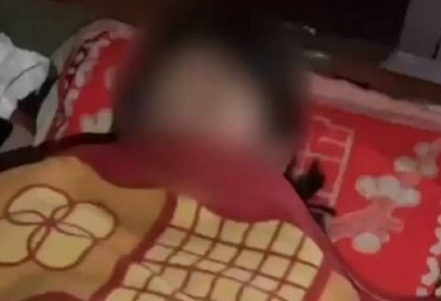 Bé gái 13 tuổi ngộ độc suýt chết vì bị ép uống rượu Be gai 13 tuoi ngo doc suyt chet vi bi ep uong ruou