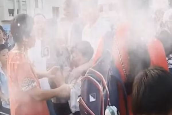 Cặp đôi ly hôn, giành con trước cổng trường gây xôn xao Cap doi ly hon, gianh con truoc cong truong gay xon xao