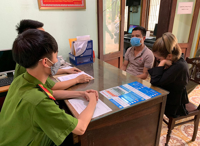 Bất chấp lệnh cấm tụ tập để chống dịch COVID-19, hai nhóm nam nữ vẫn 'bay lắc' trong khách sạn Bat chap lenh cam tu tap de chong dich COVID-19, hai nhom nam nu van 'bay lac' trong khach san