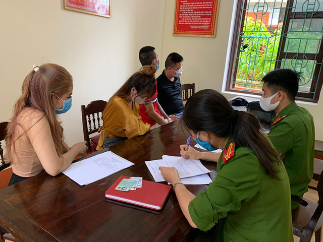 Bất chấp lệnh cấm tụ tập để chống dịch COVID-19, hai nhóm nam nữ vẫn 'bay lắc' trong khách sạn - Hình 2 Bat chap lenh cam tu tap de chong dich COVID-19, hai nhom nam nu van 'bay lac' trong khach san-Hinh-2