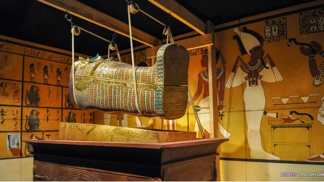 Sung so chan dung pharaoh Tutankhamun sau phuc dung