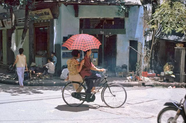 Anh doi thuong gan gui cua Ha Noi nhung nam 1990
