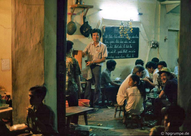 Ảnh đời thường gần gũi của Hà Nội những năm 1990 - Hình 10 Anh doi thuong gan gui cua Ha Noi nhung nam 1990-Hinh-10