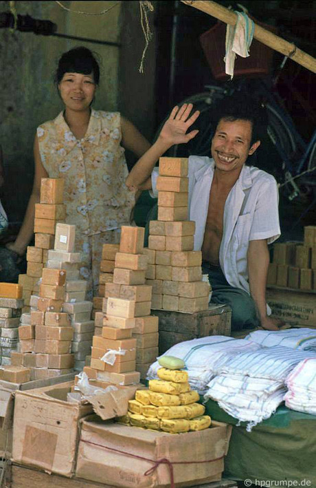 Ảnh đời thường gần gũi của Hà Nội những năm 1990 - Hình 4 Anh doi thuong gan gui cua Ha Noi nhung nam 1990-Hinh-4