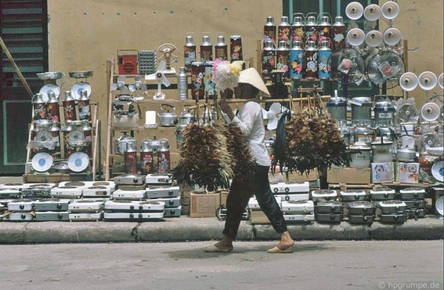 Ảnh đời thường gần gũi của Hà Nội những năm 1990 - Hình 3 Anh doi thuong gan gui cua Ha Noi nhung nam 1990-Hinh-3