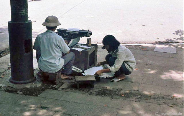 Ảnh đời thường gần gũi của Hà Nội những năm 1990 - Hình 7 Anh doi thuong gan gui cua Ha Noi nhung nam 1990-Hinh-7