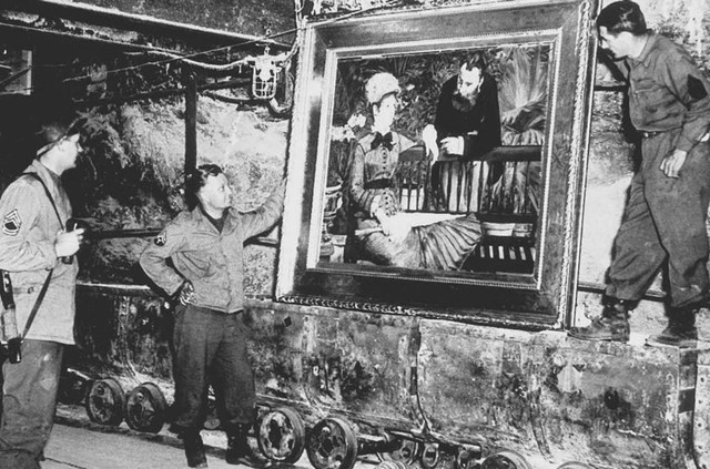 Loạt ảnh hiếm quân Đồng minh thu hồi “kho báu” của Đức quốc xã Loat anh hiem quan Dong minh thu hoi “kho bau” cua Duc quoc xa