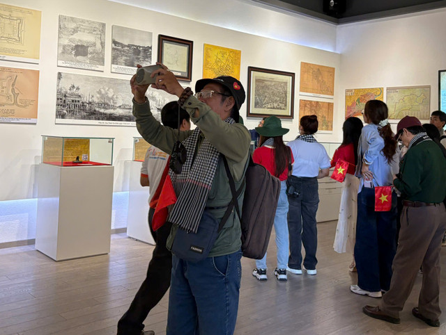 Đoàn tham quan tại Bảo Tàng Thành phố Hồ Chí Minh.