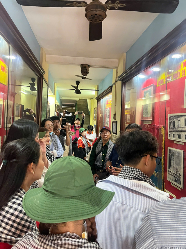 Đoàn tham quan di tích lịch sử quốc gia Cơ sở giấu vũ khí của Biệt động thành đánh Dinh Độc Lập năm 1968.