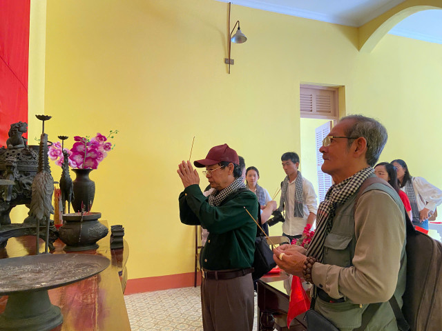 Đoàn tham quan và thắp nhang tại di tích lịch sử Trụ sở Phái đoàn liên lạc của Bộ Tổng tư lệnh Quân đội nhân dân Việt Nam cạnh Ủy ban quốc tế kiểm soát và giám sát đình chiến tại Sài Gòn.