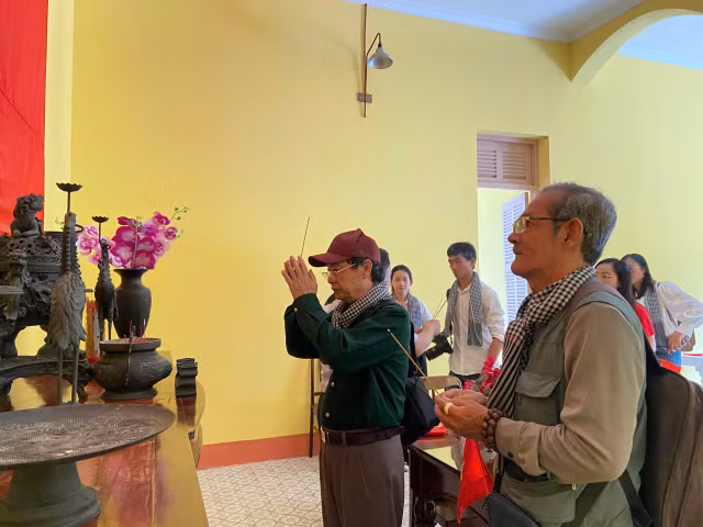 Đoàn tham quan và thắp nhang tại di tích lịch sử Trụ sở Phái đoàn liên lạc của Bộ Tổng tư lệnh Quân đội nhân dân Việt Nam cạnh Ủy ban quốc tế kiểm soát và giám sát đình chiến tại Sài Gòn.