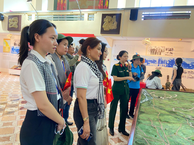 Đoàn nghe thuyết minh tại sa bàn Chiến dịch Hồ Chí Minh.