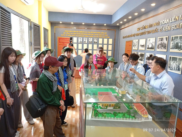 Đoàn nghe thuyết minh tại di tích lịch sử Trụ sở Phái đoàn liên lạc của Bộ Tổng tư lệnh Quân đội nhân dân Việt Nam cạnh Ủy ban quốc tế kiểm soát và giám sát đình chiến tại Sài Gòn.
