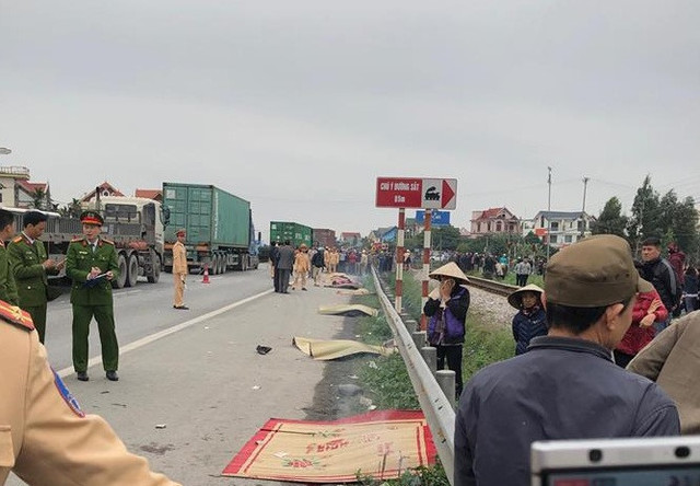 Tai nạn ở Hải Dương: Khăn tang phủ trắng một vùng quê Tai nan o Hai Duong: Khan tang phu trang mot vung que