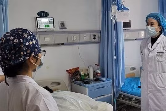 Dau chuong bung, nguoi phu nu mac ung thu buong trung