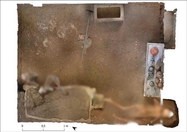 Thi hài của người phụ nữ nằm trên giường xung quanh là trang sức Thi hai cua nguoi phu nu nam tren giuong xung quanh la trang suc