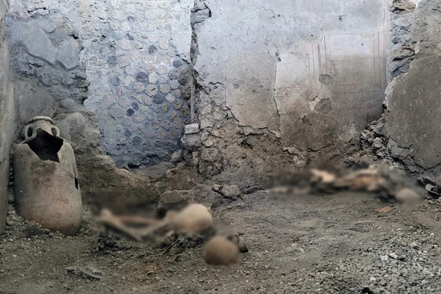 Thi hài của người phụ nữ nằm trên giường xung quanh là trang sức - Hình 4 Thi hai cua nguoi phu nu nam tren giuong xung quanh la trang suc-Hinh-4