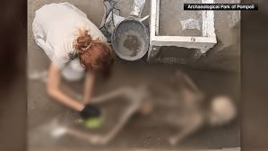 Thi hài của người phụ nữ nằm trên giường xung quanh là trang sức - Hình 3 Thi hai cua nguoi phu nu nam tren giuong xung quanh la trang suc-Hinh-3