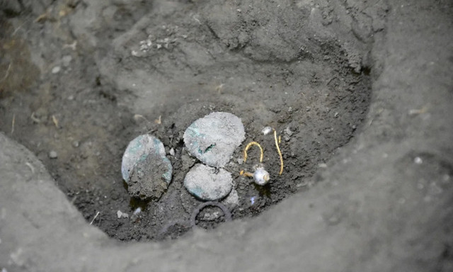 Thi hài của người phụ nữ nằm trên giường xung quanh là trang sức - Hình 2 Thi hai cua nguoi phu nu nam tren giuong xung quanh la trang suc-Hinh-2