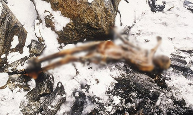 Xác ướp người băng Otzi được bảo quản nguyên vẹn đến mức khó tin - Hình 3 Xac uop nguoi bang Otzi duoc bao quan nguyen ven den muc kho tin-Hinh-3