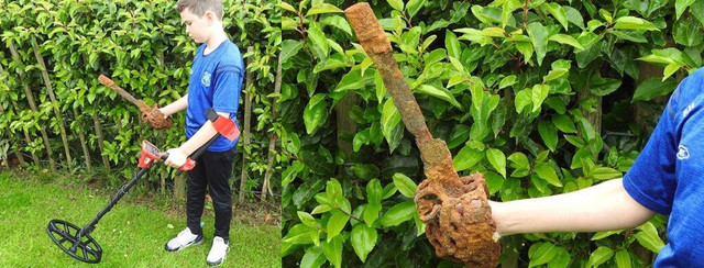 Cau be 10 tuoi dung may do kim loai tim thay bao kiem 300 tuoi