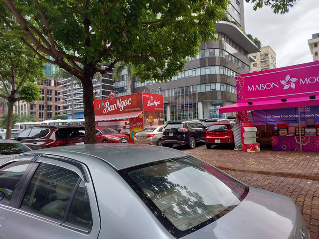 Loạt quầy bánh Trung thu lấn chiếm vỉa hè Hà Nội - Hình 8 Loat quay banh Trung thu lan chiem via he Ha Noi-Hinh-8