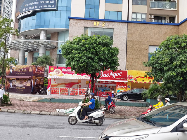 Loạt quầy bánh Trung thu lấn chiếm vỉa hè Hà Nội - Hình 7 Loat quay banh Trung thu lan chiem via he Ha Noi-Hinh-7