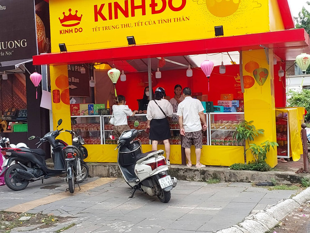 Loạt quầy bánh Trung thu lấn chiếm vỉa hè Hà Nội - Hình 5 Loat quay banh Trung thu lan chiem via he Ha Noi-Hinh-5