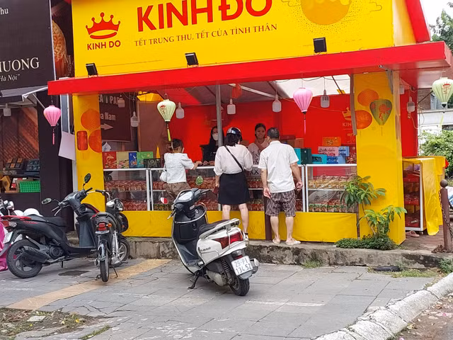 Loat quay banh Trung thu lan chiem via he Ha Noi-Hinh-5