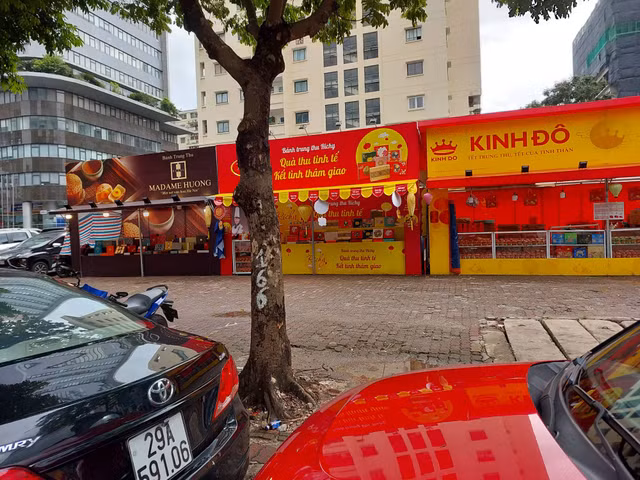 Loạt quầy bánh Trung thu lấn chiếm vỉa hè Hà Nội - Hình 3 Loat quay banh Trung thu lan chiem via he Ha Noi-Hinh-3