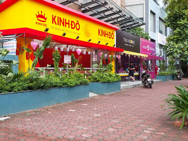 Loạt quầy bánh Trung thu lấn chiếm vỉa hè Hà Nội - Hình 4 Loat quay banh Trung thu lan chiem via he Ha Noi-Hinh-4