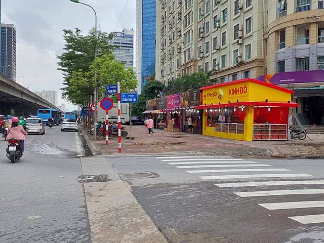 Loạt quầy bánh Trung thu lấn chiếm vỉa hè Hà Nội Loat quay banh Trung thu lan chiem via he Ha Noi