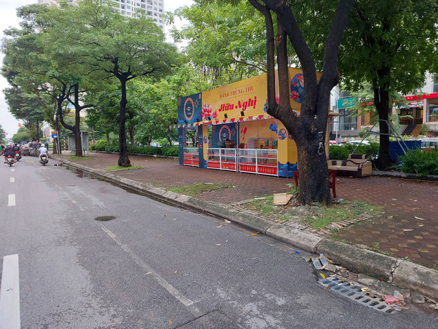 Loạt quầy bánh Trung thu lấn chiếm vỉa hè Hà Nội - Hình 6 Loat quay banh Trung thu lan chiem via he Ha Noi-Hinh-6