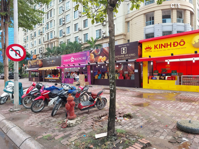 Loạt quầy bánh Trung thu lấn chiếm vỉa hè Hà Nội - Hình 2 Loat quay banh Trung thu lan chiem via he Ha Noi-Hinh-2
