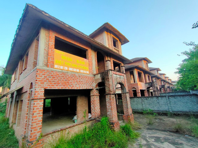 Cận cảnh khu biệt thự Hoa Phượng tiền tỷ bị bỏ hoang hơn 10 năm - Hình 12 Can canh khu biet thu Hoa Phuong tien ty bi bo hoang hon 10 nam-Hinh-12