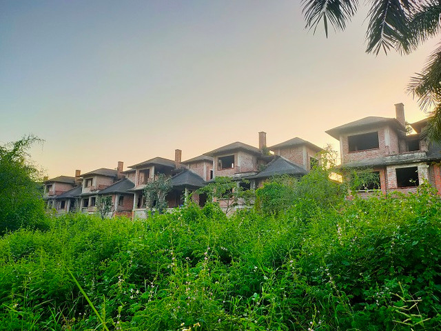 Cận cảnh khu biệt thự Hoa Phượng tiền tỷ bị bỏ hoang hơn 10 năm - Hình 15 Can canh khu biet thu Hoa Phuong tien ty bi bo hoang hon 10 nam-Hinh-15