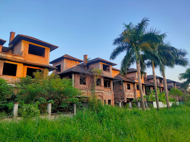 Cận cảnh khu biệt thự Hoa Phượng tiền tỷ bị bỏ hoang hơn 10 năm - Hình 4 Can canh khu biet thu Hoa Phuong tien ty bi bo hoang hon 10 nam-Hinh-4
