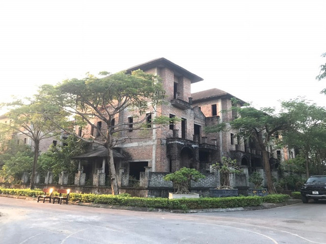 Cận cảnh khu biệt thự Hoa Phượng tiền tỷ bị bỏ hoang hơn 10 năm - Hình 14 Can canh khu biet thu Hoa Phuong tien ty bi bo hoang hon 10 nam-Hinh-14