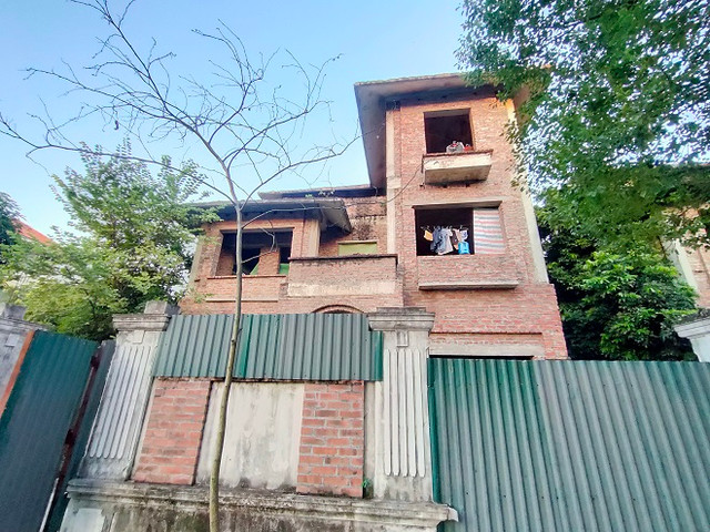 Cận cảnh khu biệt thự Hoa Phượng tiền tỷ bị bỏ hoang hơn 10 năm - Hình 11 Can canh khu biet thu Hoa Phuong tien ty bi bo hoang hon 10 nam-Hinh-11