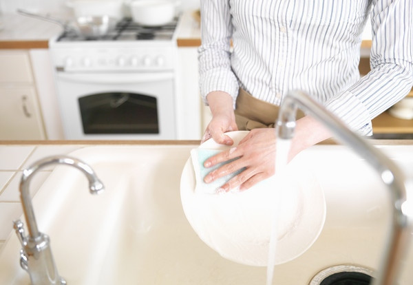 Đàn ông tích cực rửa bát sẽ giúp thăng hoa hơn khi ân ái Dan ong tich cuc rua bat se giup thang hoa hon khi an ai