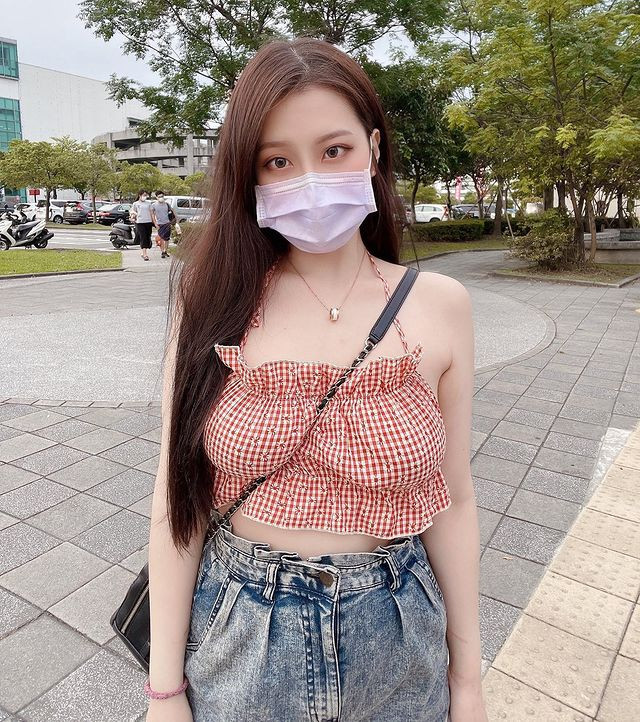 Hot girl mặc nội y khoe vết tiêm vắc xin COVID-19 gây bão mạng - Hình 9 Hot girl mac noi y khoe vet tiem vac xin COVID-19 gay bao mang-Hinh-9